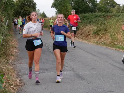 Léa Dupriez et Zélie Staes à Le jogging de Molenbaix