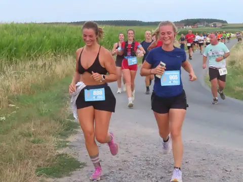 Léa Dupriez et Zélie Staes à Le jogging de Molenbaix