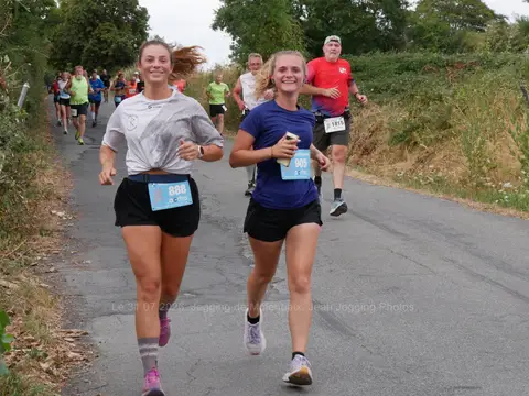 Léa Dupriez et Zélie Staes à Le jogging de Molenbaix