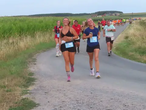 Léa Dupriez et Zélie Staes à Le jogging de Molenbaix